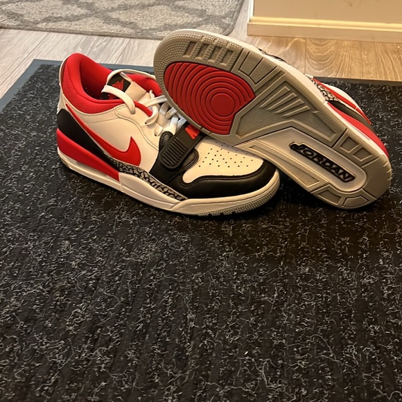 Air Jordan Legacy 312 Low GS red CD7069–160 - Picture 4 of 6